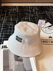 MM CLASSIC REVERSIBLE BUCKET HAT IN LIGHT BEIGE AND BLACK FABRIC