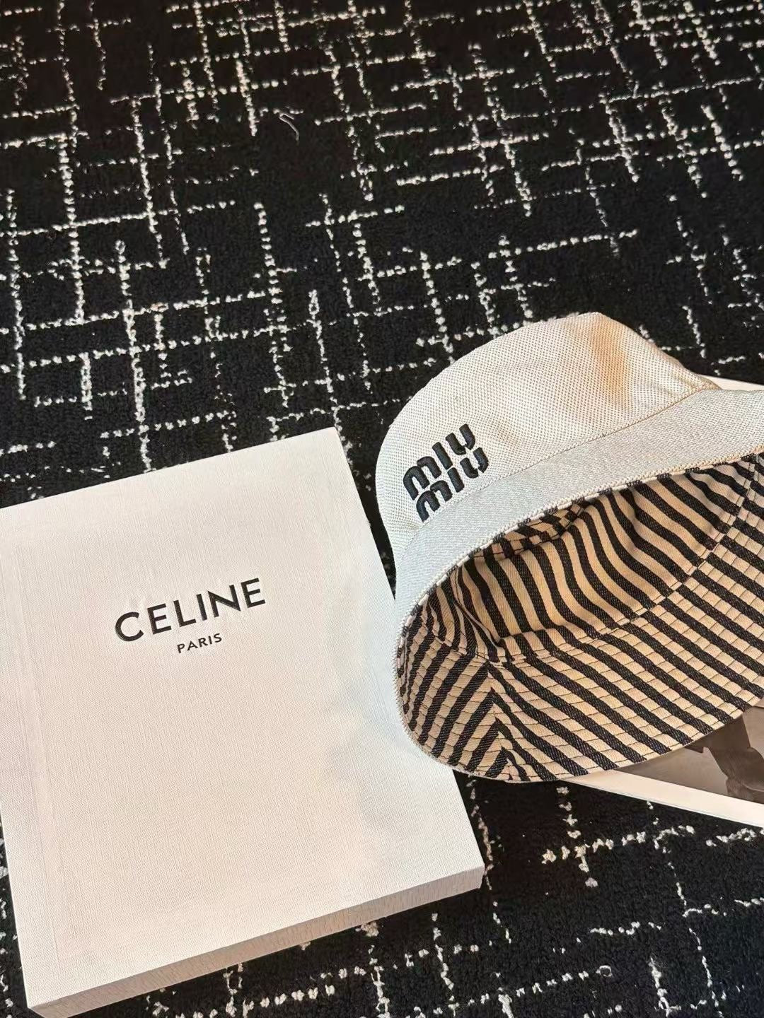 MM CLASSIC REVERSIBLE BUCKET HAT IN LIGHT BEIGE AND BLACK FABRIC