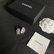 DOUBLE C STUD EARRINGS IN HALF-FLOWER SHAPE WITH PEARL CENTER