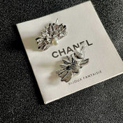 DOUBLE C STUD EARRINGS IN HALF-FLOWER SHAPE WITH PEARL CENTER