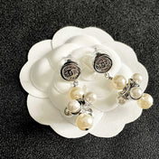 CHANEL 26S CHANEL CC LOGO PEARL CLUSTER DROP EARRINGS IN SILVER METAL 633302