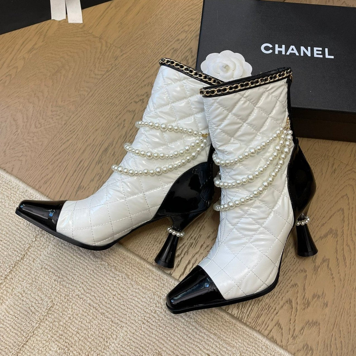 HIGH HEELS 8CM BOOTS IN WHITE MIX BLACK CALFSKIN WITH PEARL CHAIN