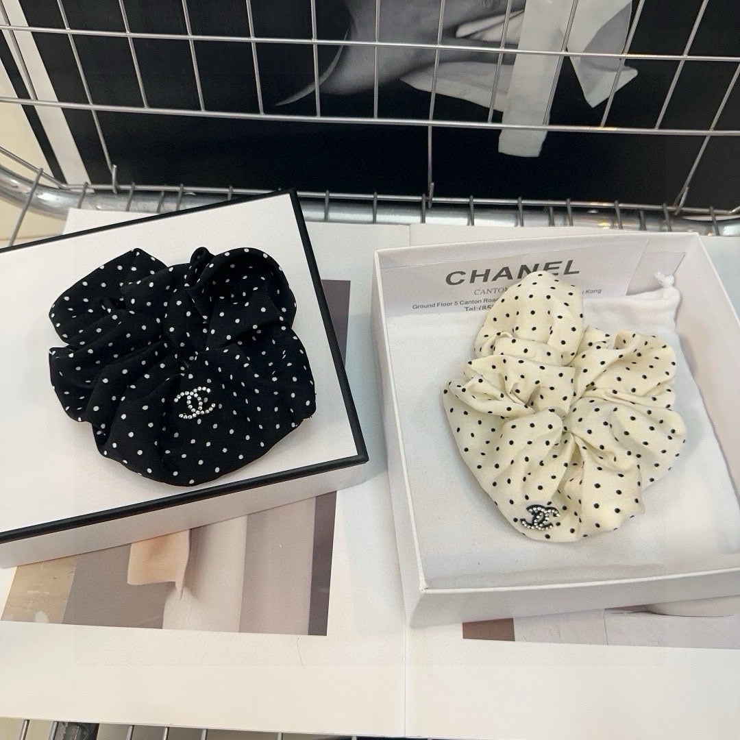 WHITE DOT FABRIC SCRUNCHIE 418927