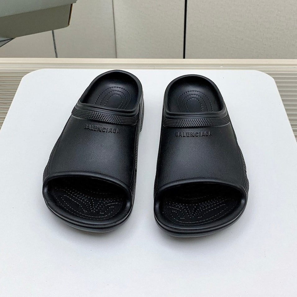 POOL CROCS IN BLACK RUBBER