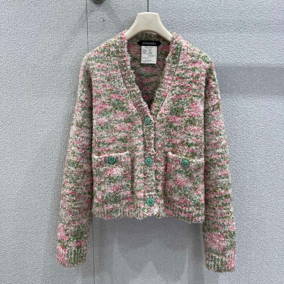 CHANEL 25S V-NECK KNITTED CARDIGAN 233577