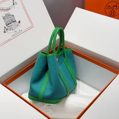 GARDEN PARTY 30CM IN CADMIUM GREEN TOILETS COTTON CANVAS AND GREEN CALFSKIN