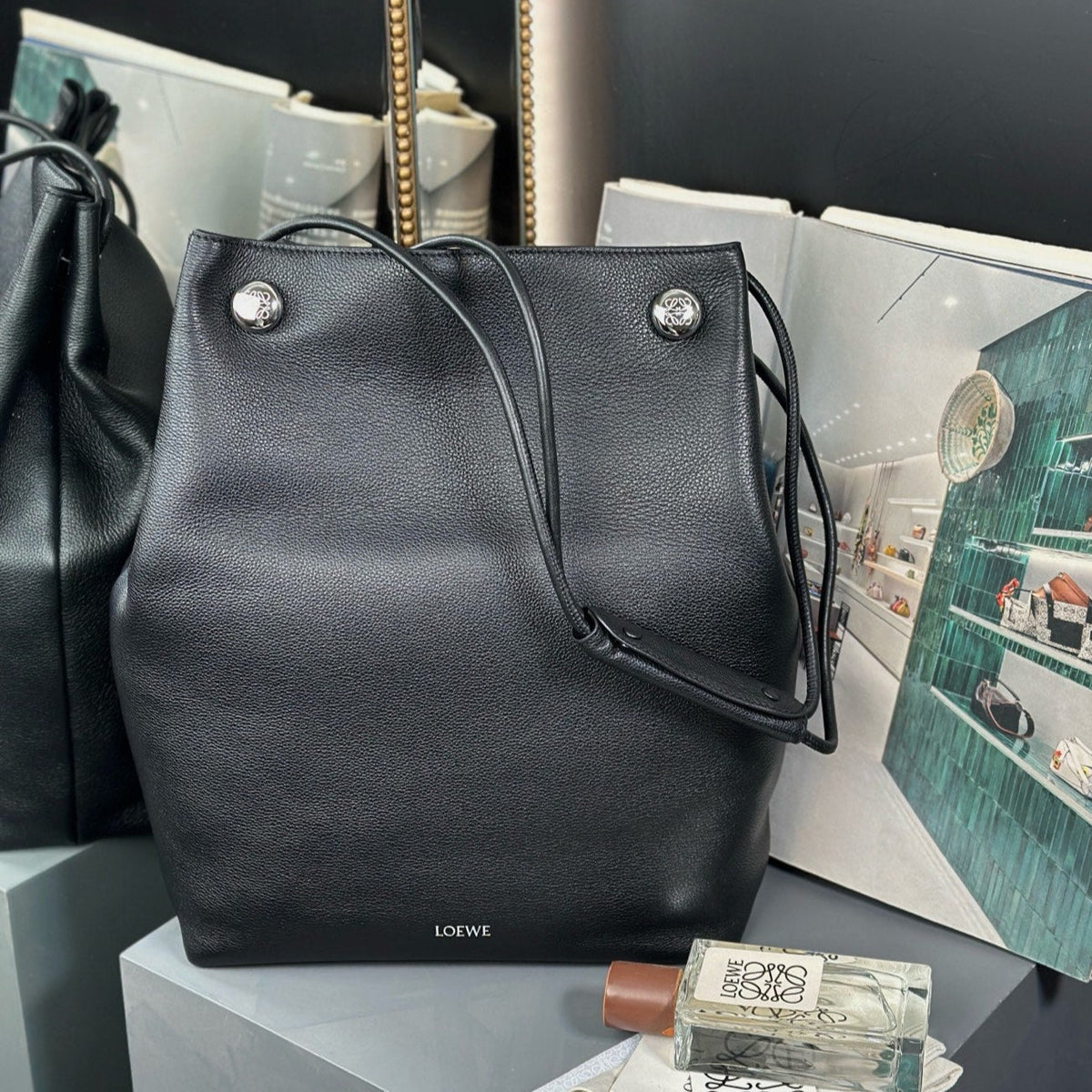 PEBBLE HOBO 40 IN BLACK SUPPLE GRAINED CALFSKIN