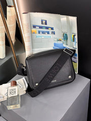 MEDIUM 23 PEBBLE MESSENGER BAG IN BLACK SUPPLE GRAINED CALFSKIN