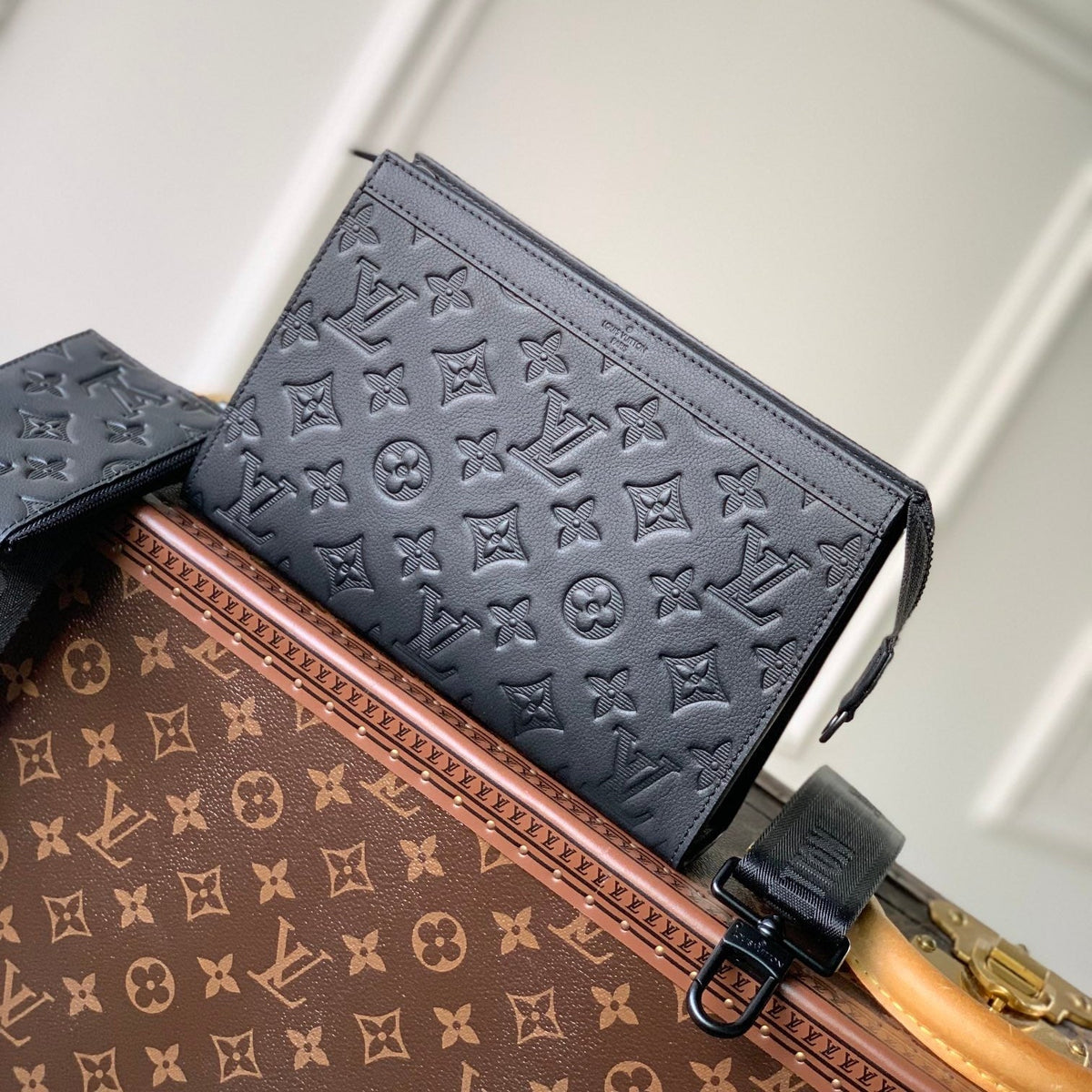 POCHETTE VOYAGE 22 IN BLACK MONOGRAM SHADOW CALFSKIN