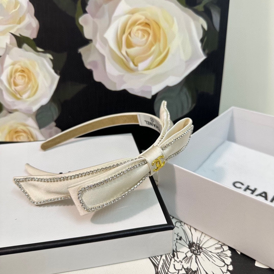 WHITE FABRIC WITH CRYSTAL HAIRBAND 412464