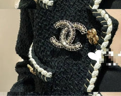 DOUBLE C BROOCH IN GOLD METAL WITH BLACK LEATHER THREADED CHAIN