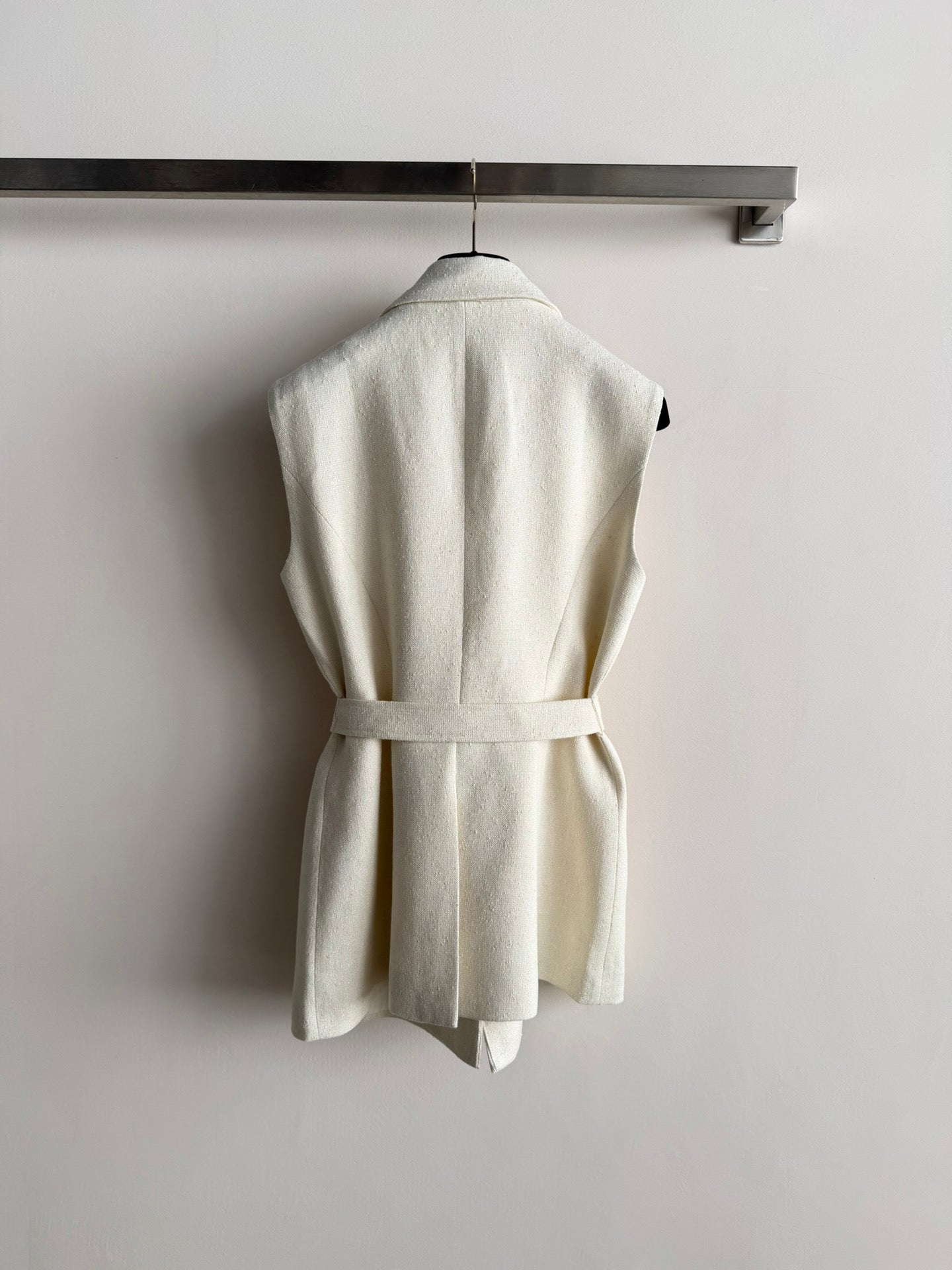 CHANEL 26S SLEEVELESS BLAZER 709