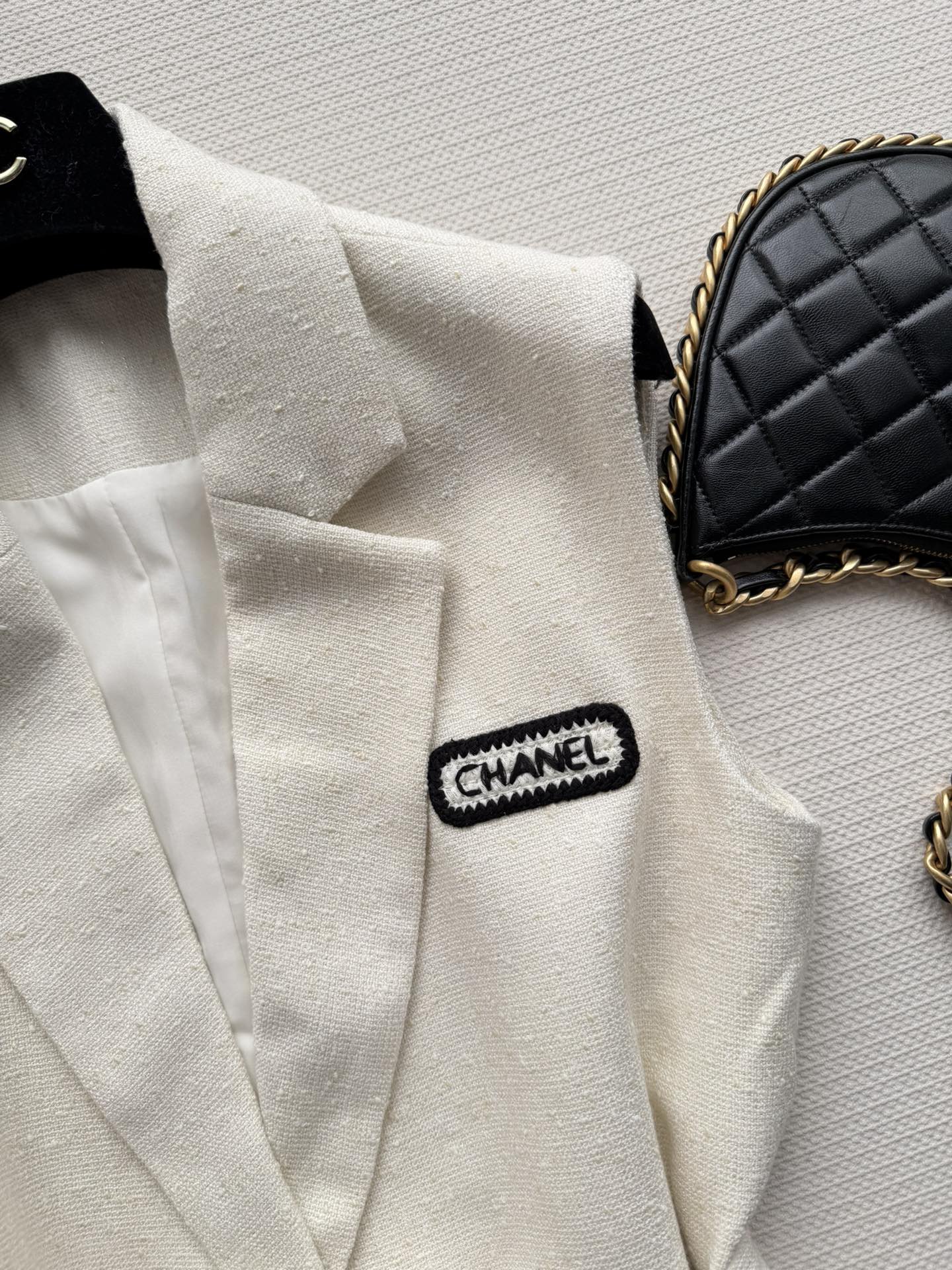CHANEL 26S SLEEVELESS BLAZER 709