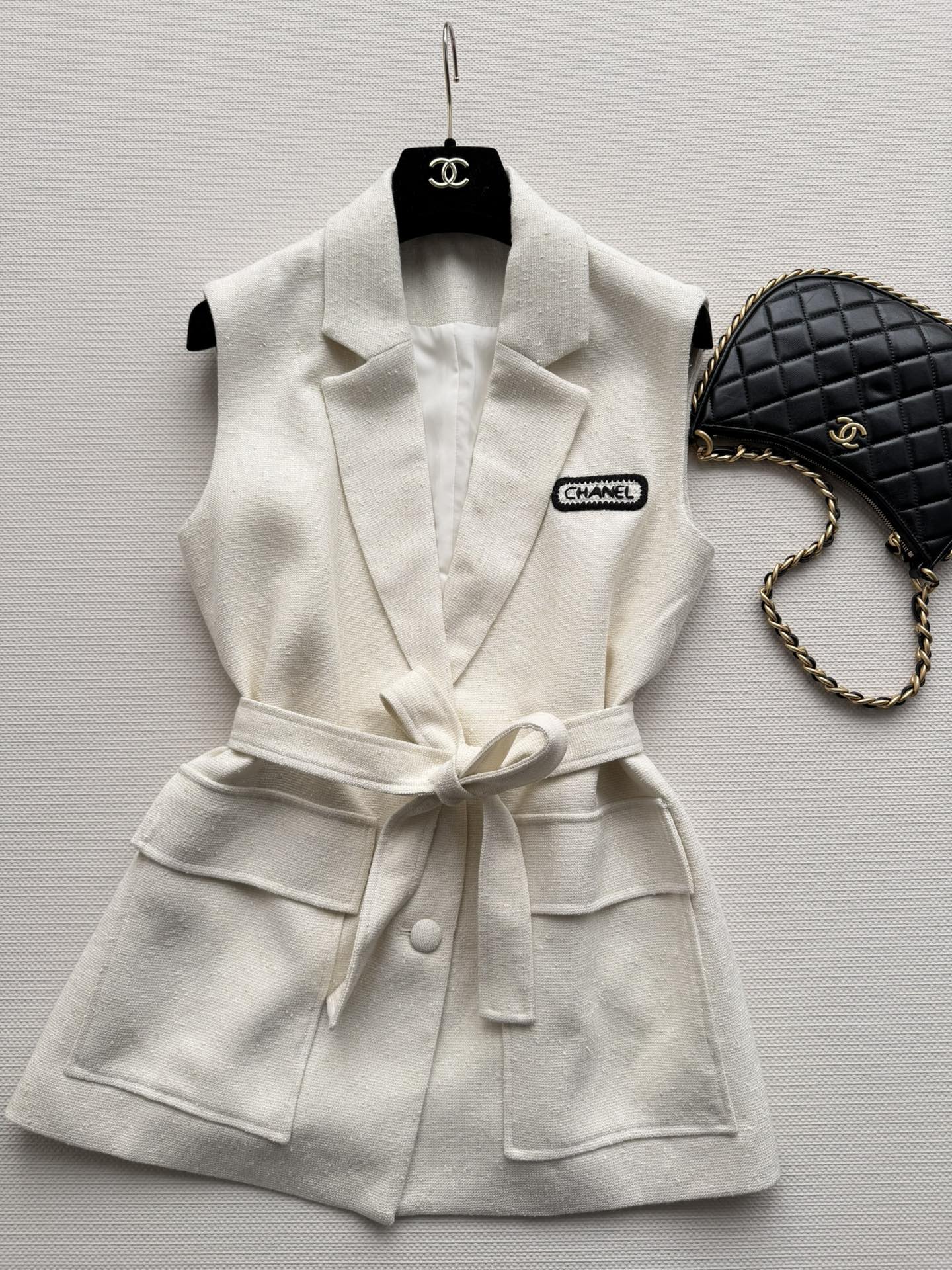 CHANEL 26S SLEEVELESS BLAZER 709