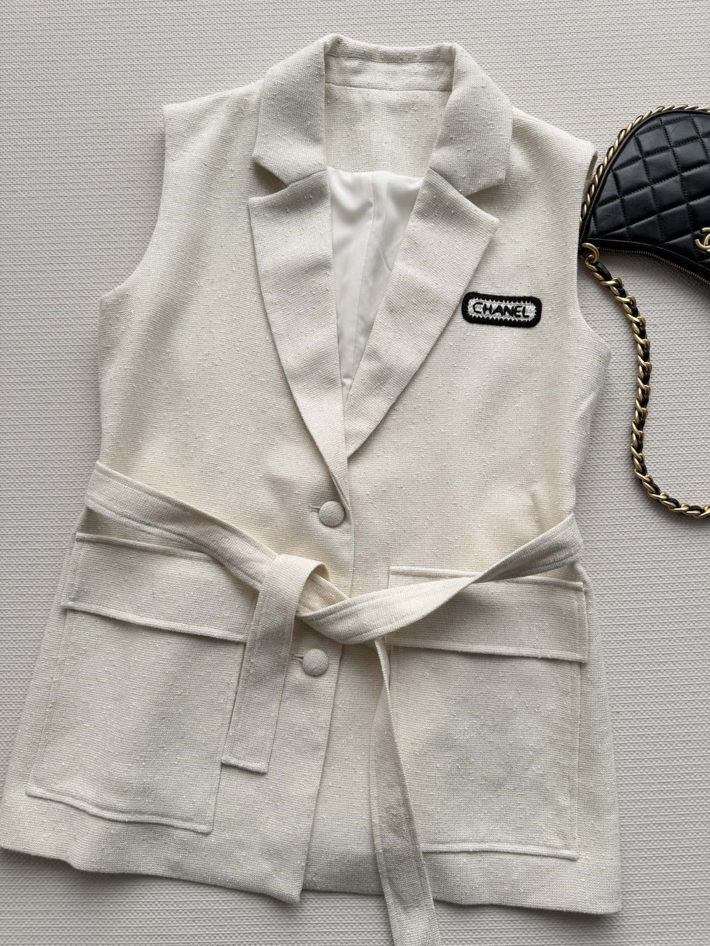 CHANEL 26S SLEEVELESS BLAZER 709