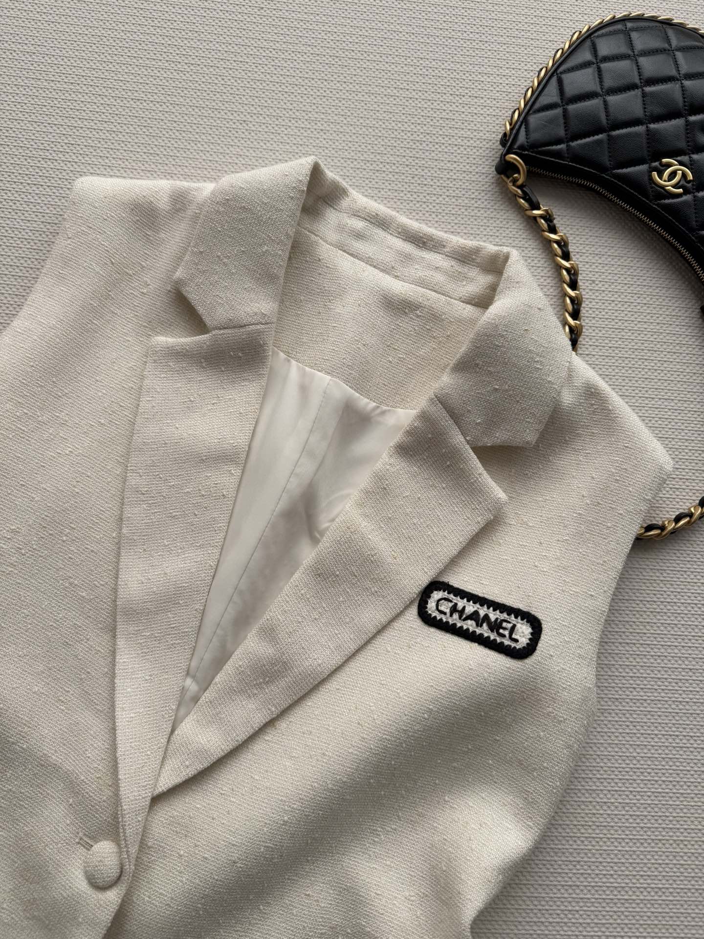 CHANEL 26S SLEEVELESS BLAZER 709