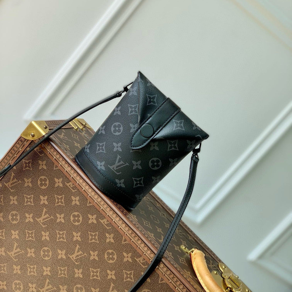 ENVELOPE POUCH 18 IN BLACK MONOGRAM ECLIPSE CANVAS