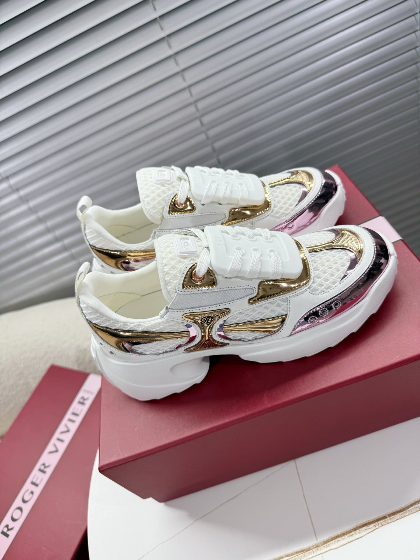VIV' ON THE RUN SNEAKERS IN GOLD PINK PATENT CALFSKIN AND WHITE FABRIC