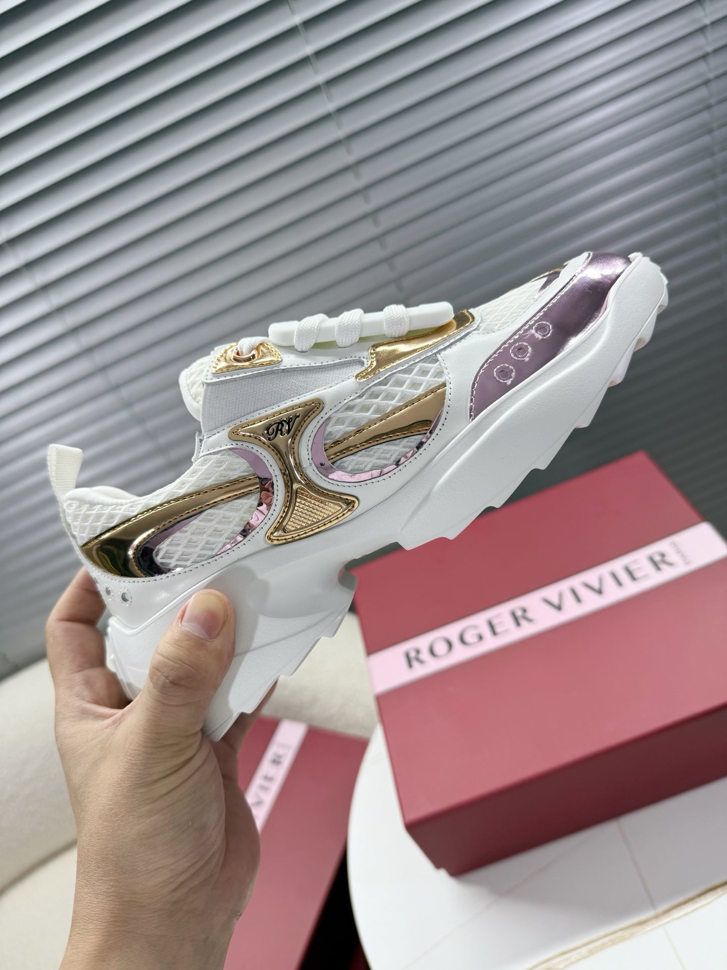 VIV' ON THE RUN SNEAKERS IN GOLD PINK PATENT CALFSKIN AND WHITE FABRIC