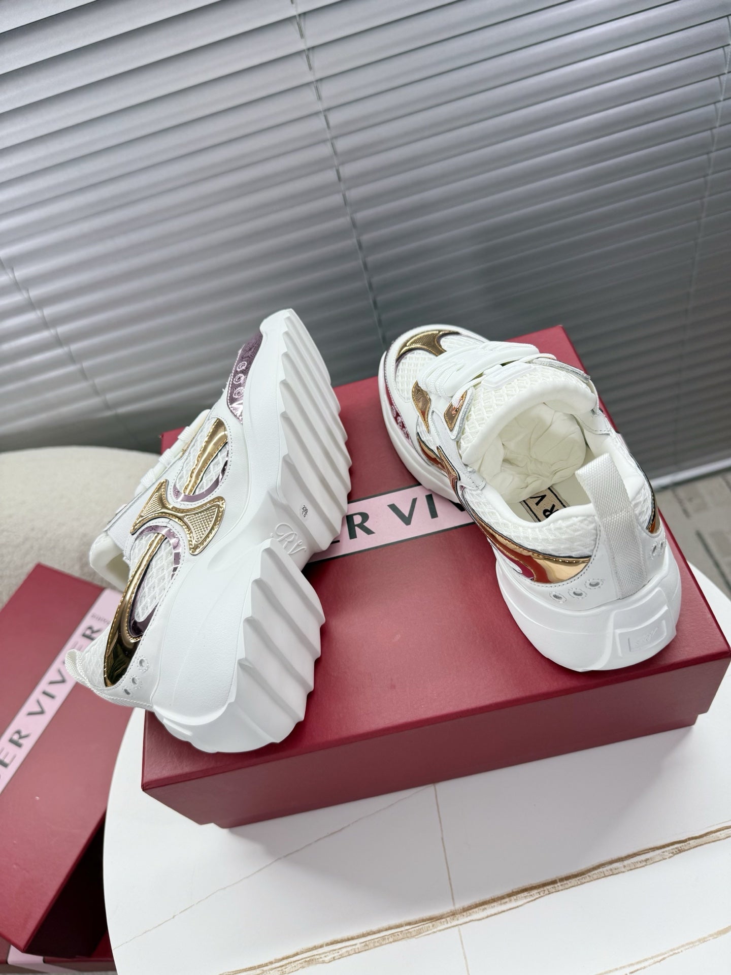 VIV' ON THE RUN SNEAKERS IN GOLD PINK PATENT CALFSKIN AND WHITE FABRIC