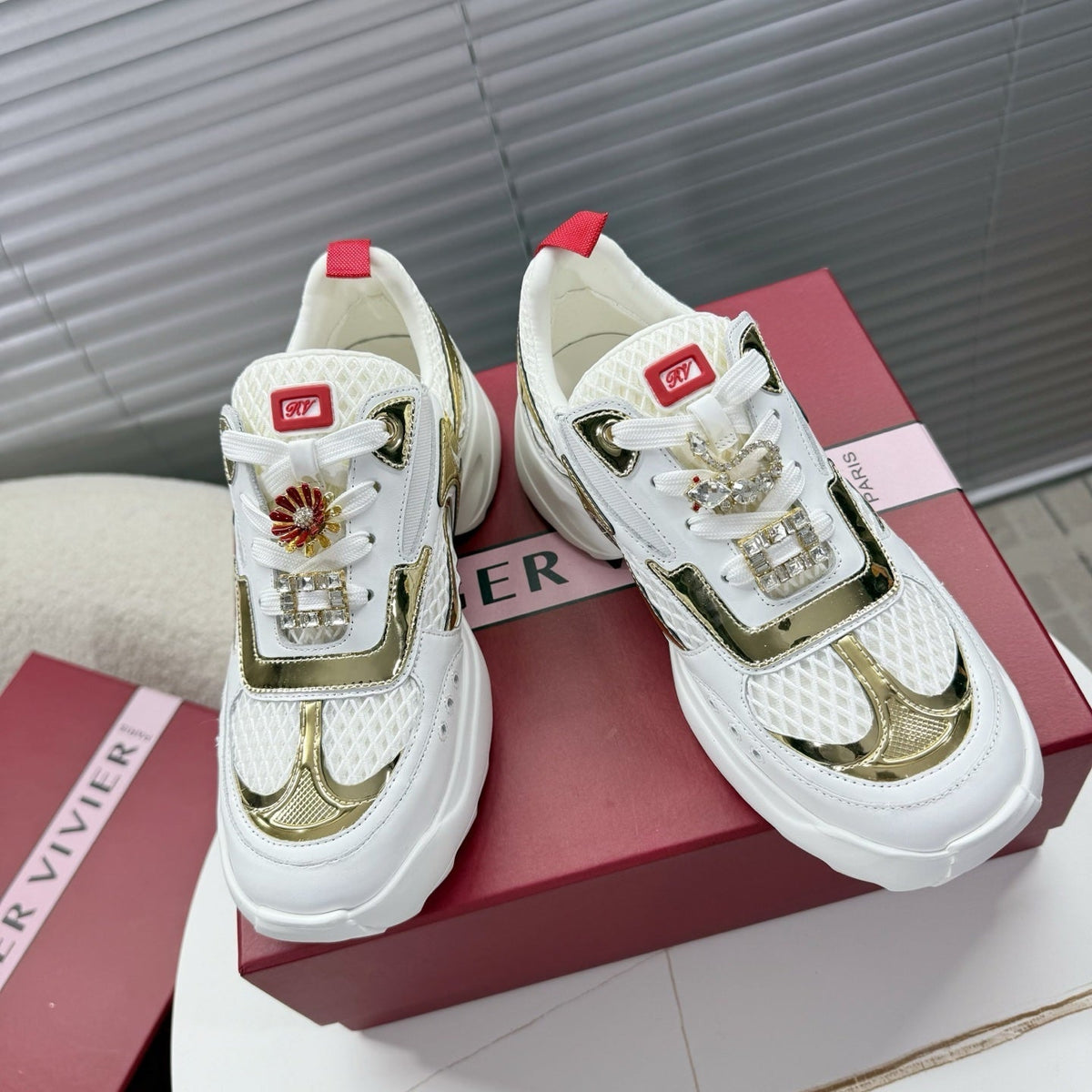VIV' ON THE RUN SNEAKERS IN GOLD PATENT CALFSKIN AND WHITE FABRIC