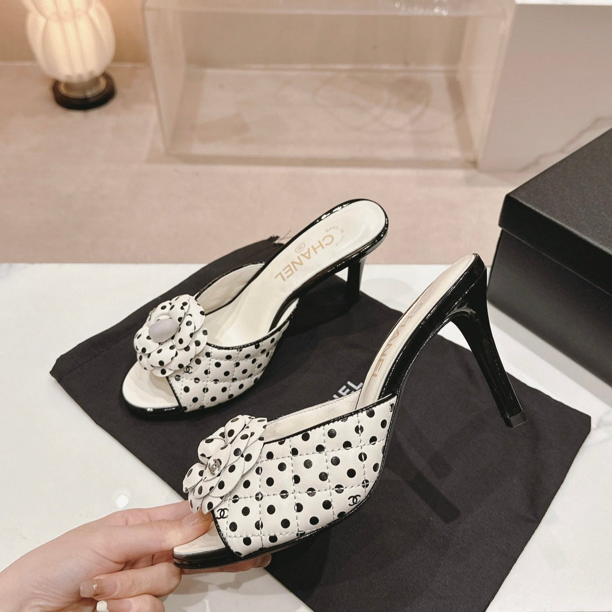 Double C New Camellia High Heel White/Black caro