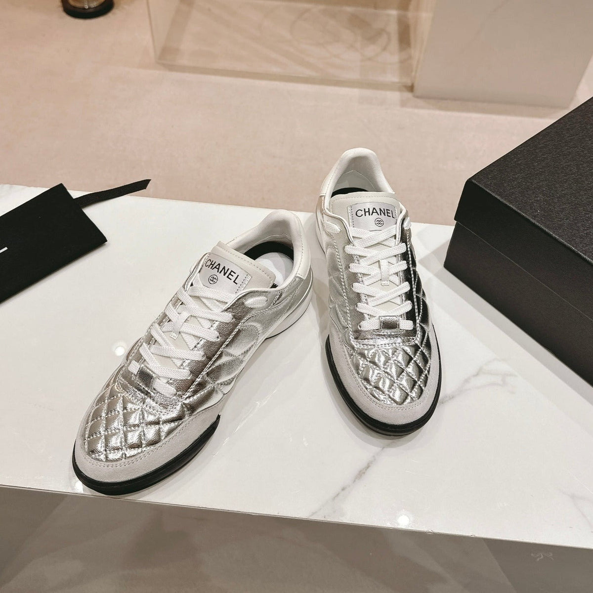 SNEAKERS IN GLOSSY SILVER LAMBSKIN