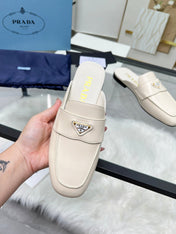 TRIANGLE LOGO MULES IN WHITE CALFSKIN