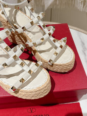 ROCKSTUD ANKLE STRAP WEDGE SANDAL IN WHITE CALFSKIN LEATHER 95 MM