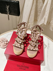 ROCKSTUD ANKLE STRAP WEDGE SANDAL IN CREPE PINK CALFSKIN LEATHER 95 MM