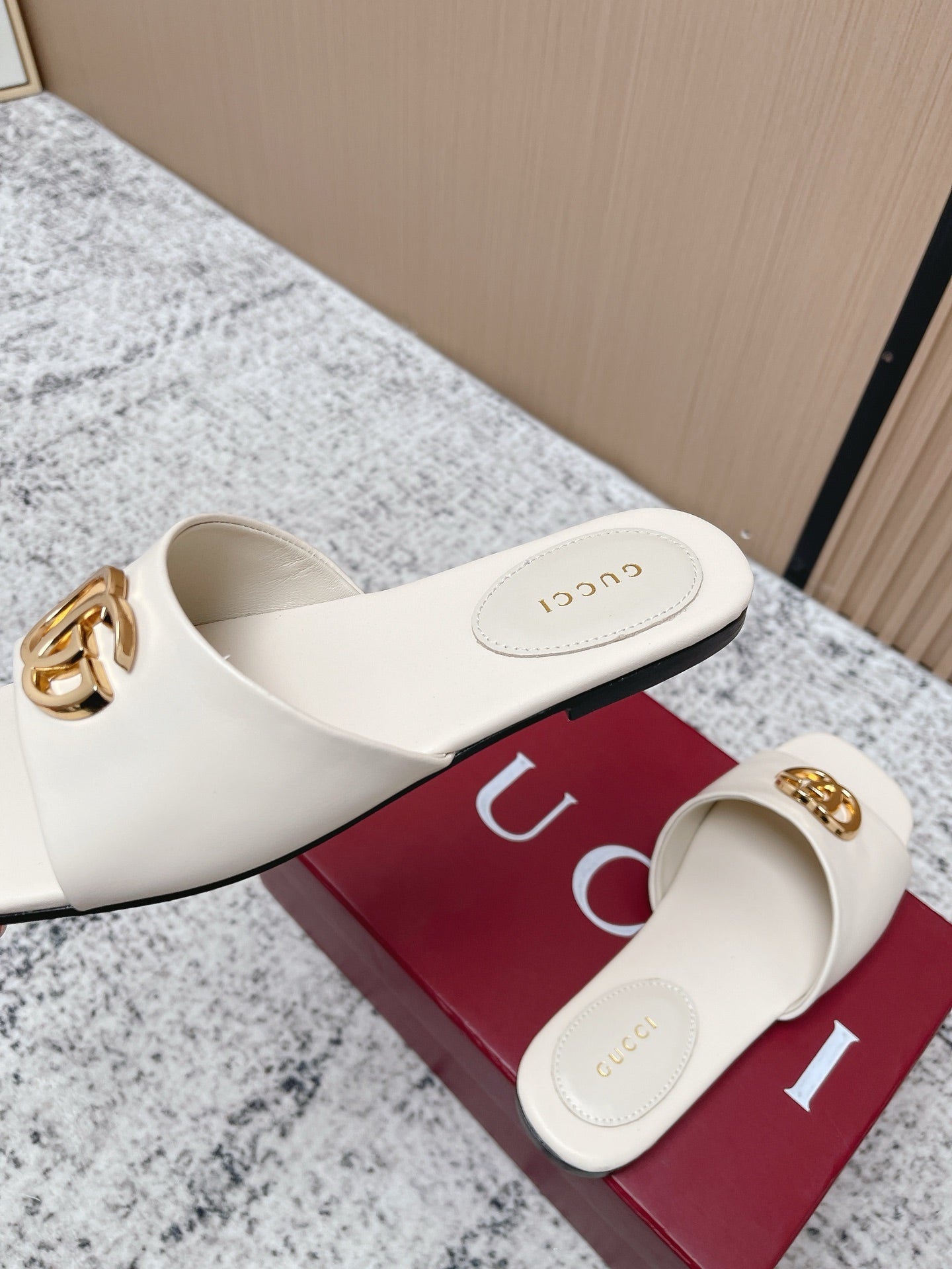 GUCCI 26S SLIDE SANDAL IN CREAM WHITE CALFSKIN WITH GOLD HARDWARE