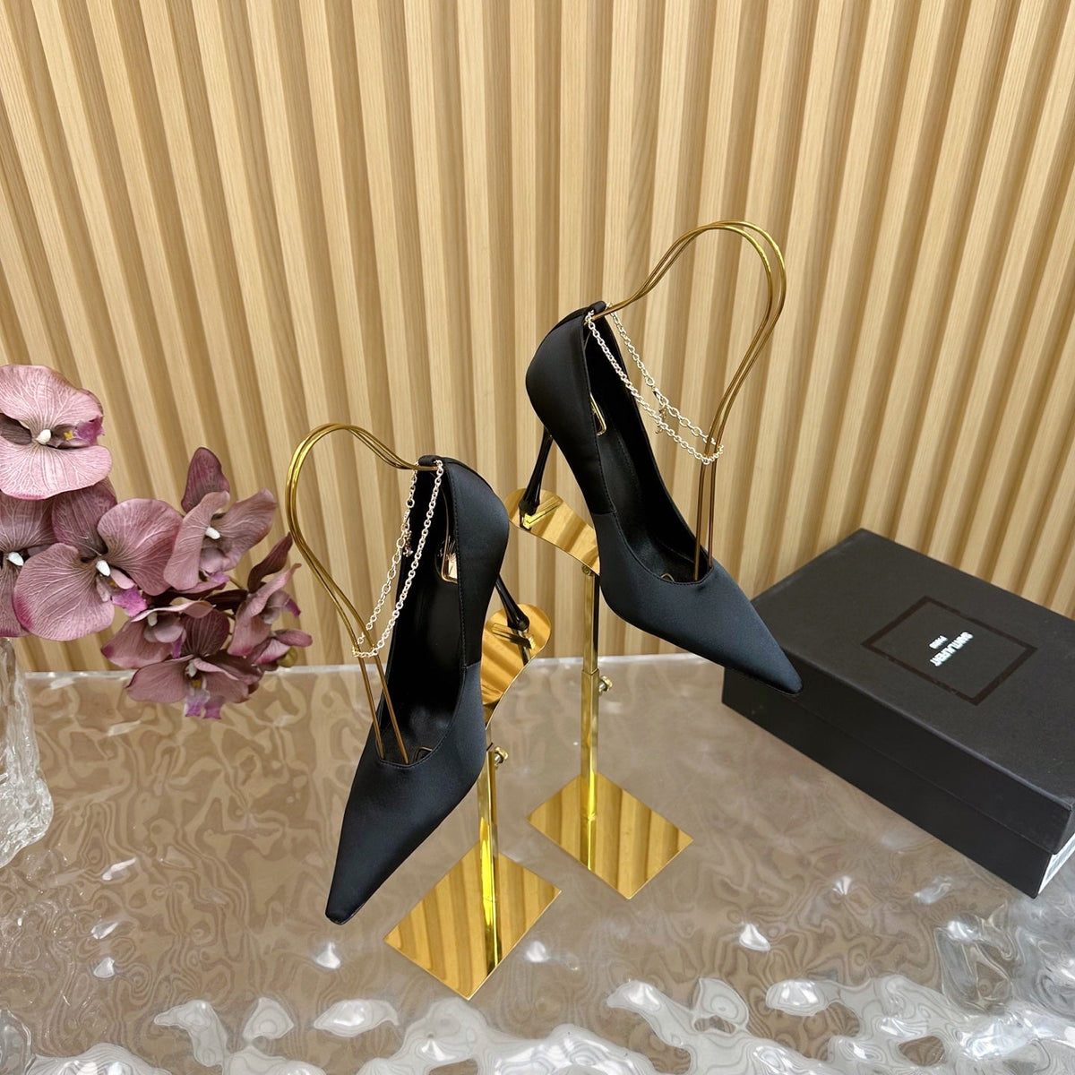 RÉGINE PUMPS IN BLACK SATIN GOLD CHAIN