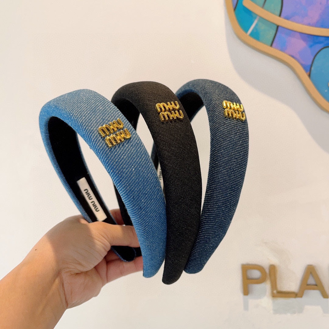 THICK HEADBAND IN AZURE BLUE DENIM GOLD LOGO 425464
