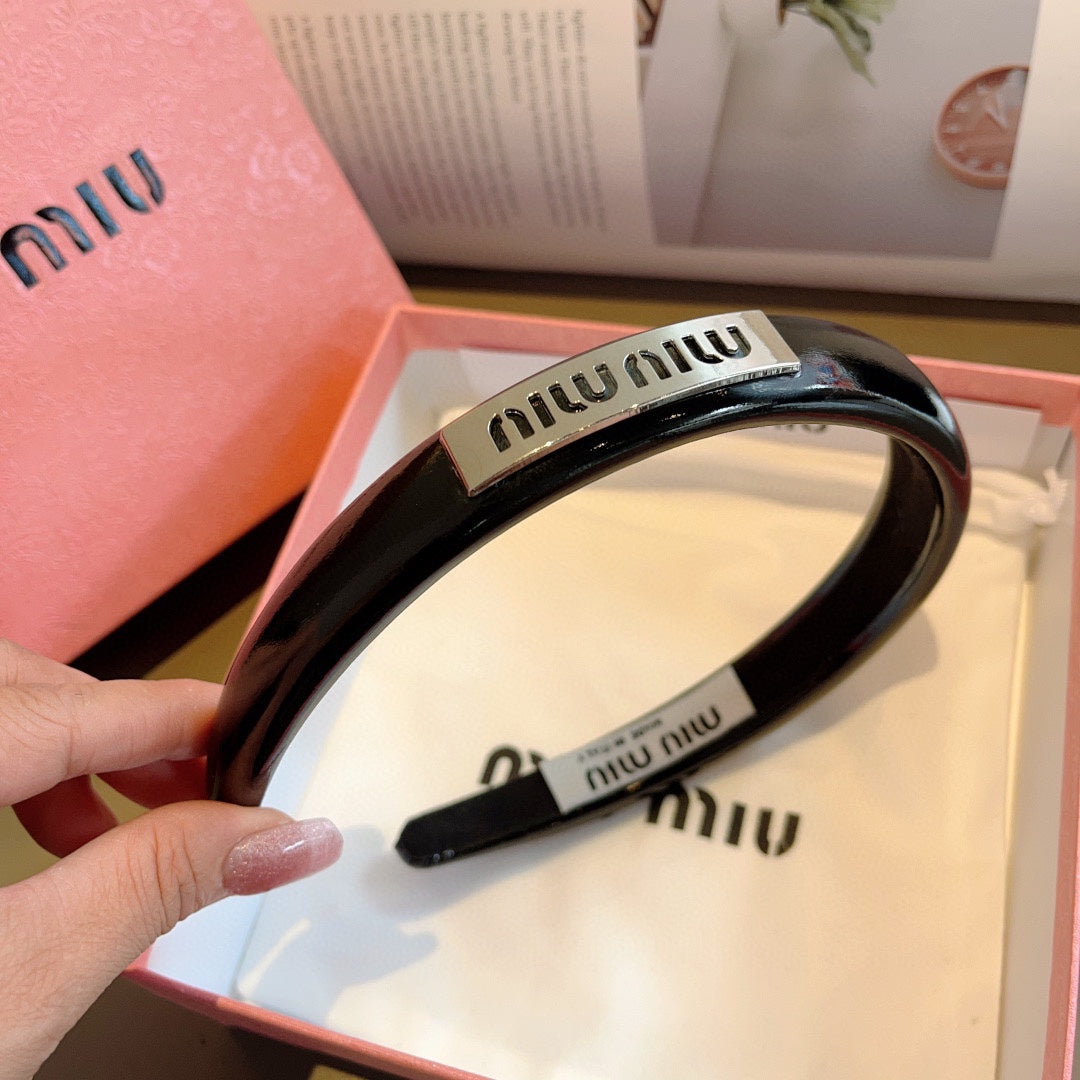 HEADBAND IN BLACK PATENT CALFSKIN SILVER LOGO 427344