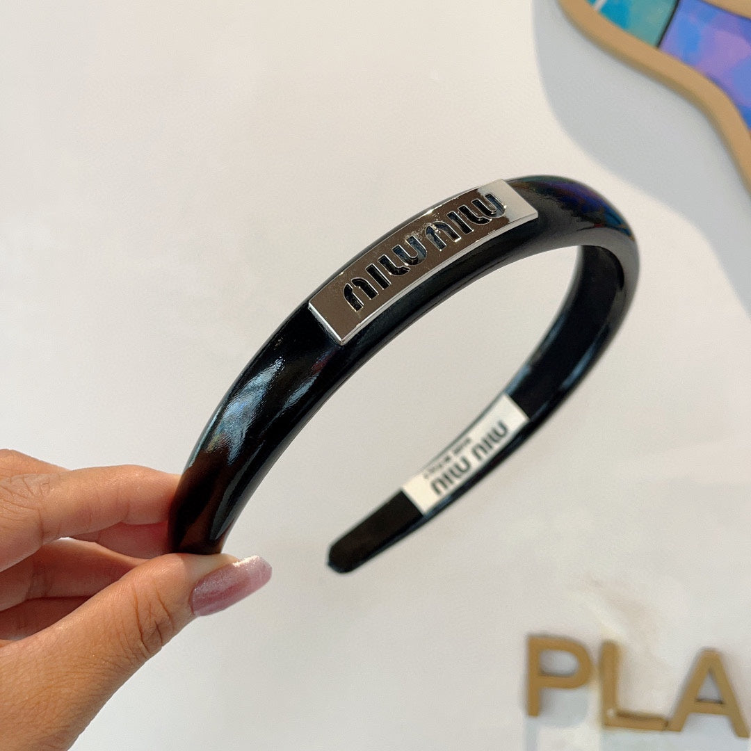 HEADBAND IN BLACK PATENT CALFSKIN SILVER LOGO 427344