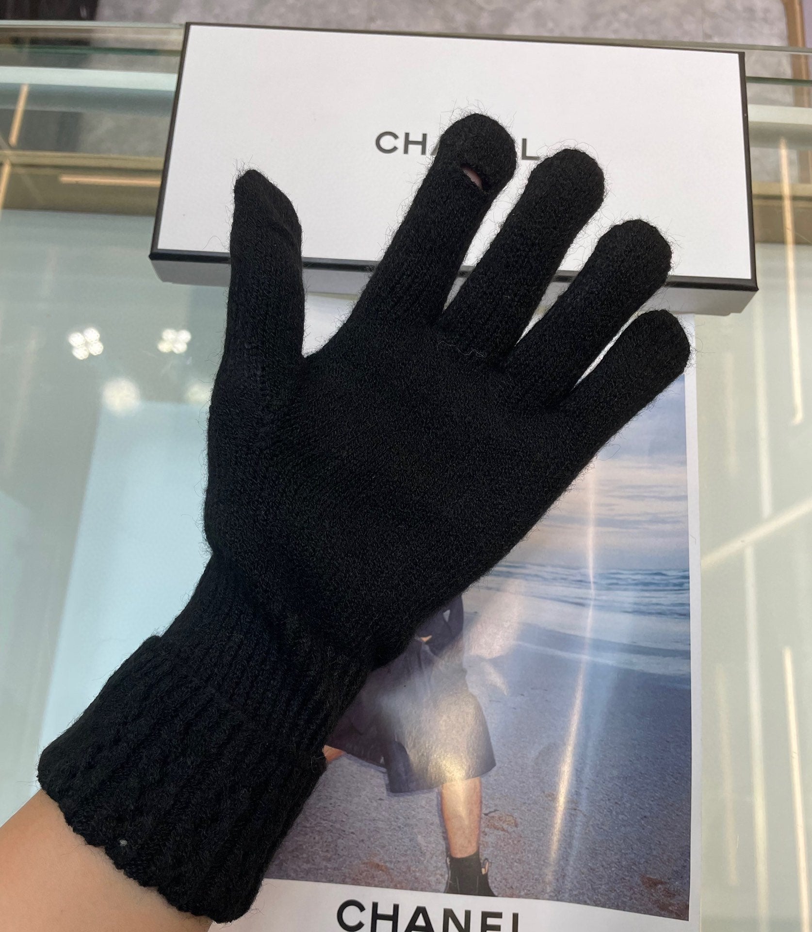 GLOVES IN BLACK CASHMERE WITH WHITE LOGO 405907
