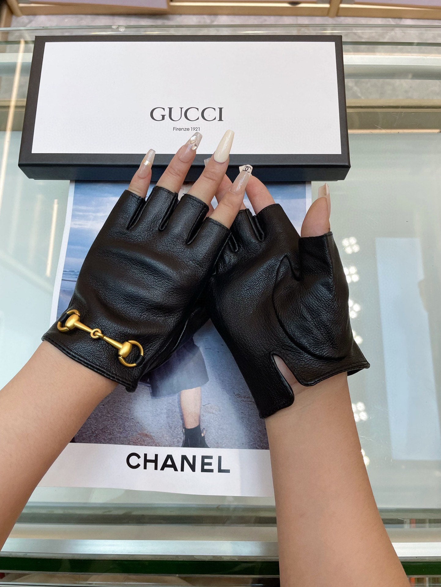 FINGERLESS GLOVES IN BLACK LAMBSKIN WITH GOLD HORSEBIT 432606