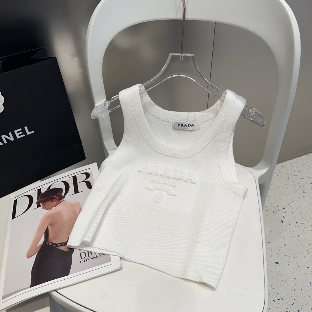 SLEEVELESS TOP 640630 IN WHITE COTTON EMBOSSED LOGO