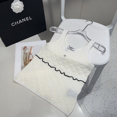 SLEEVELESS TOP 640633 IN WHITE COTTON RAISED LOGO