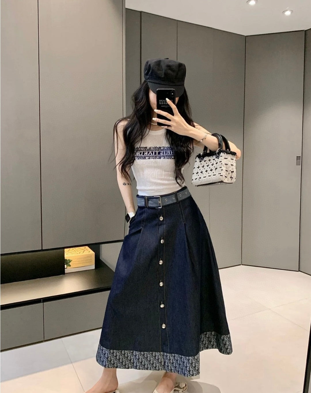 SLEEVELESS TOP 643222 IN WHITE COTTON BLACK LOGO