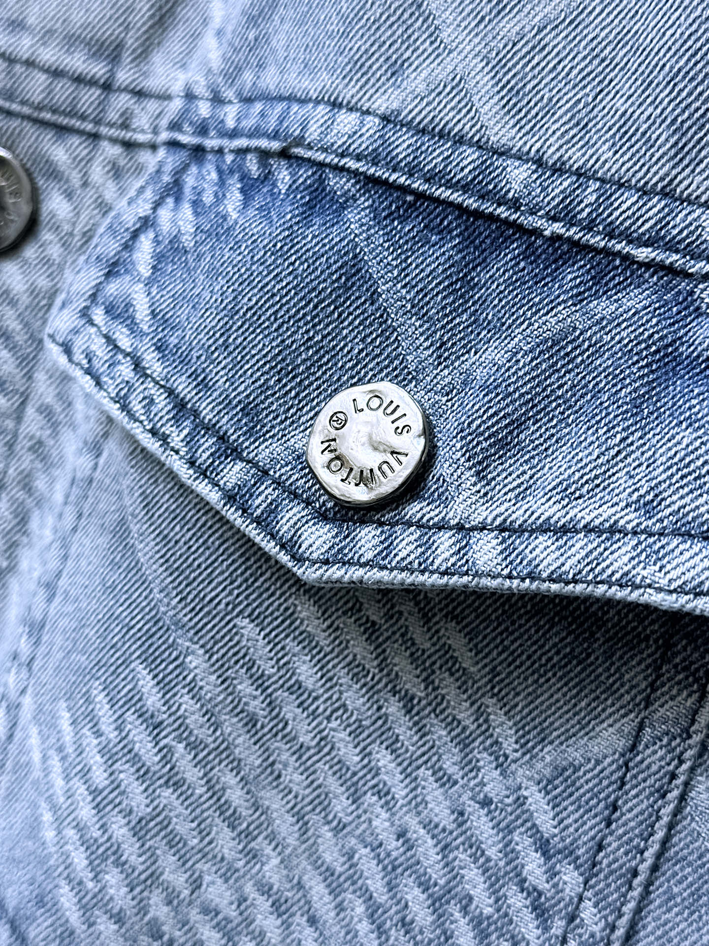 LV SHIRT JACKET IN BLUE DAMIER DENIM 239128