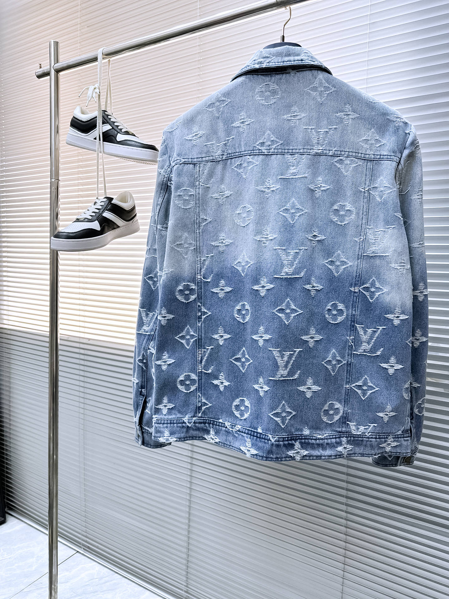 LV SHIRT JACKET IN LIGHT BLUE RIPPED MONOGRAM DENIM 239123
