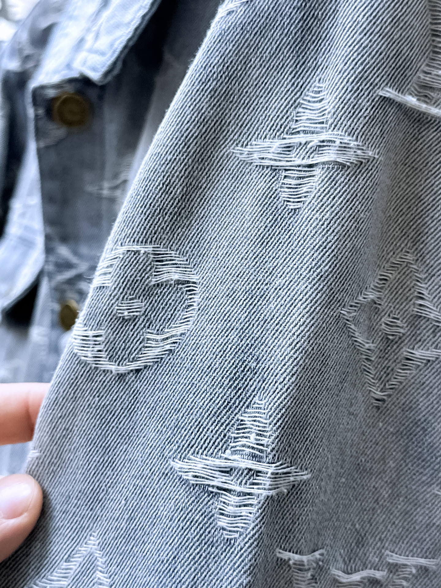 LV SHIRT JACKET IN LIGHT BLUE RIPPED MONOGRAM DENIM 239123