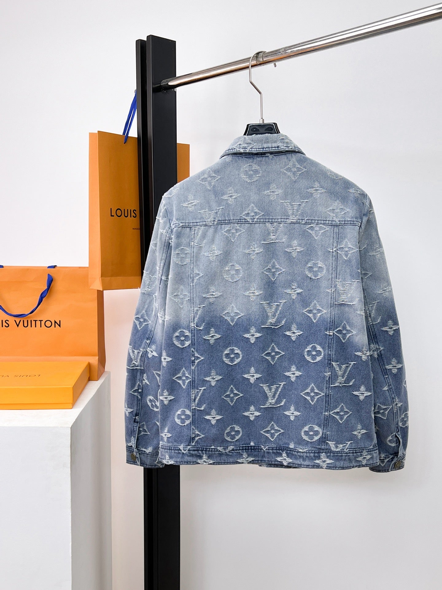 LV LIGHT BLUE MONOGRAM DENIM JACKET 239529
