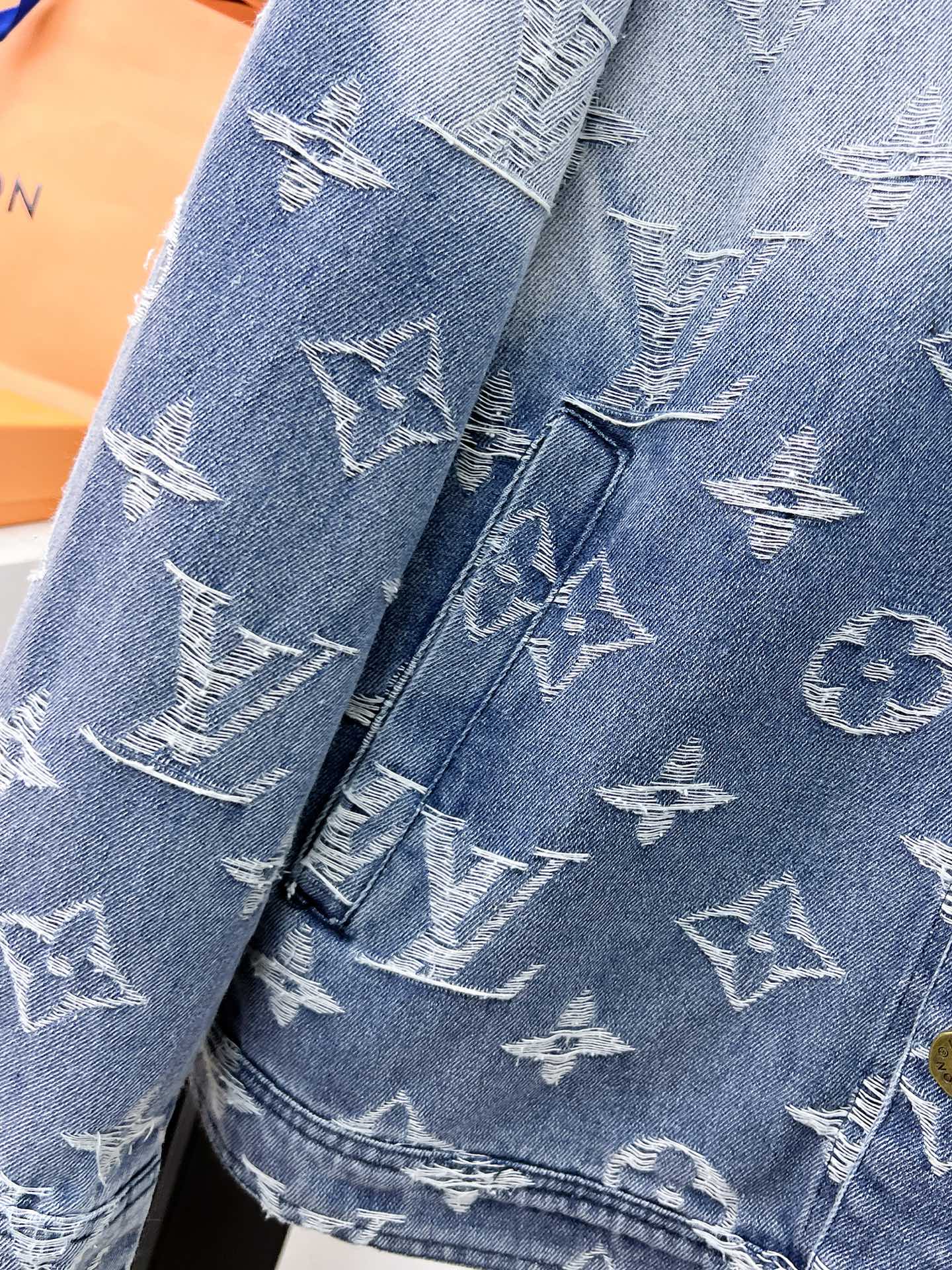LV LIGHT BLUE MONOGRAM DENIM JACKET 239529