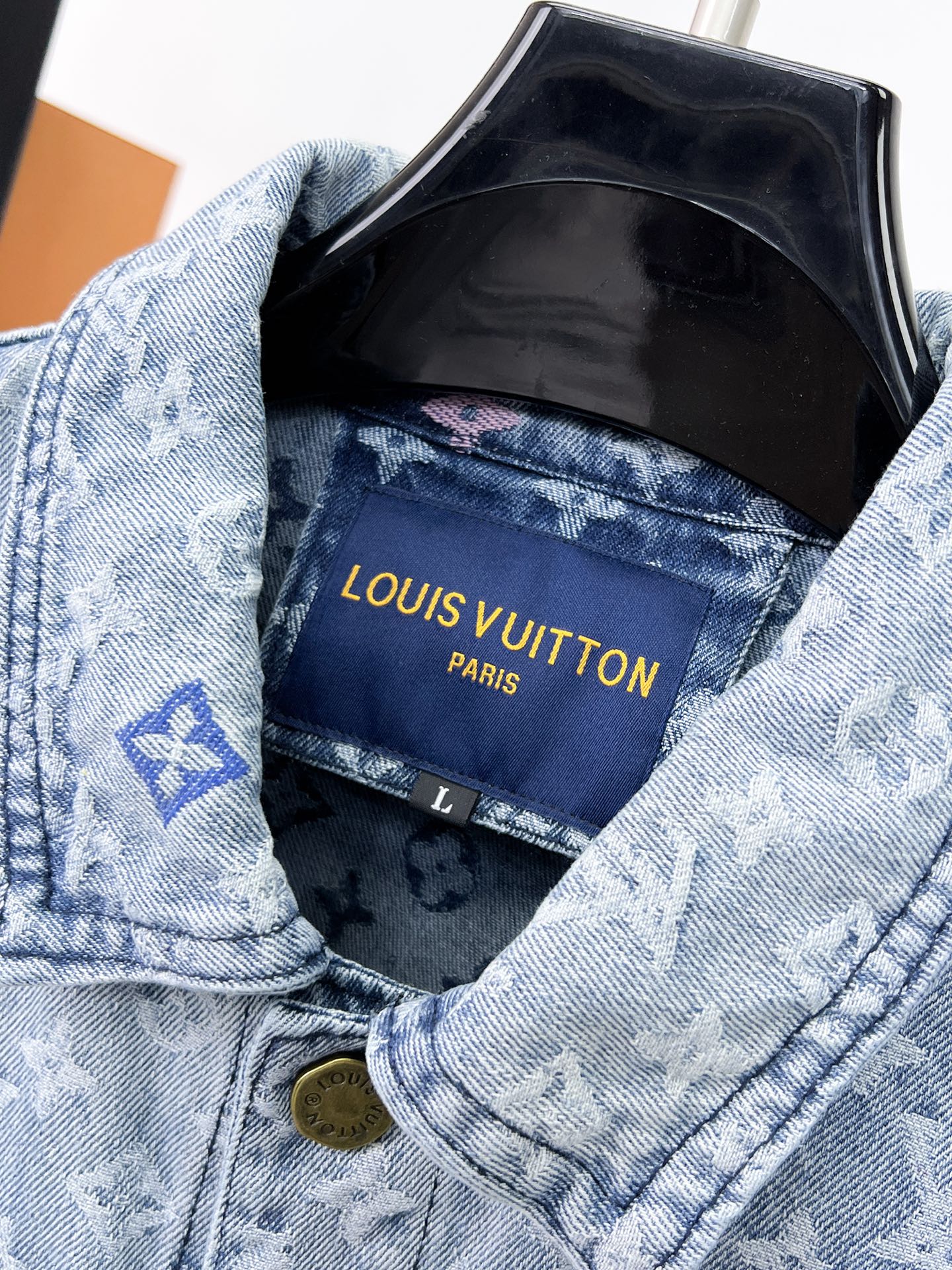 LV LIGHT BLUE DENIM JACKET 239530