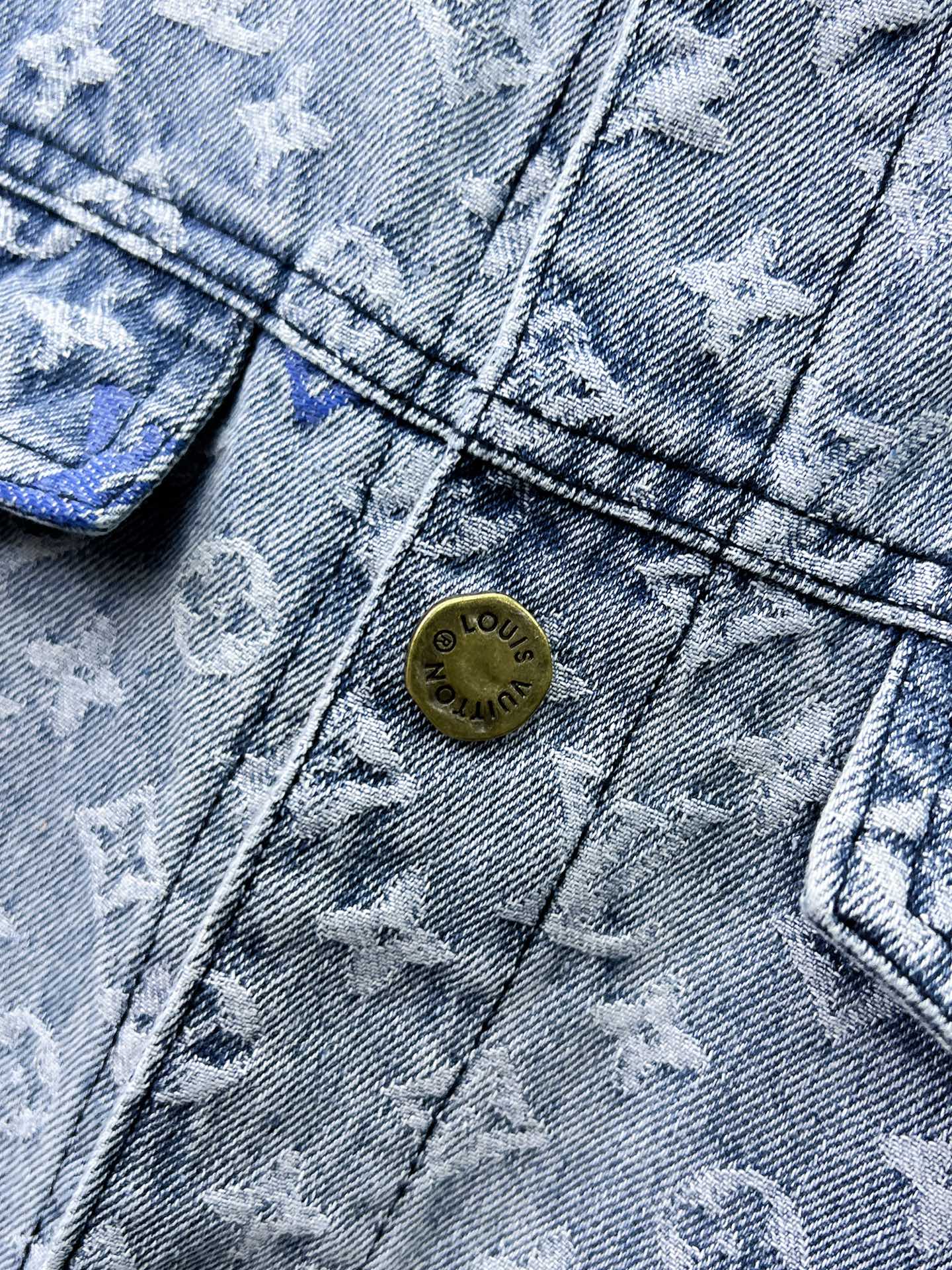LV LIGHT BLUE DENIM JACKET 239530