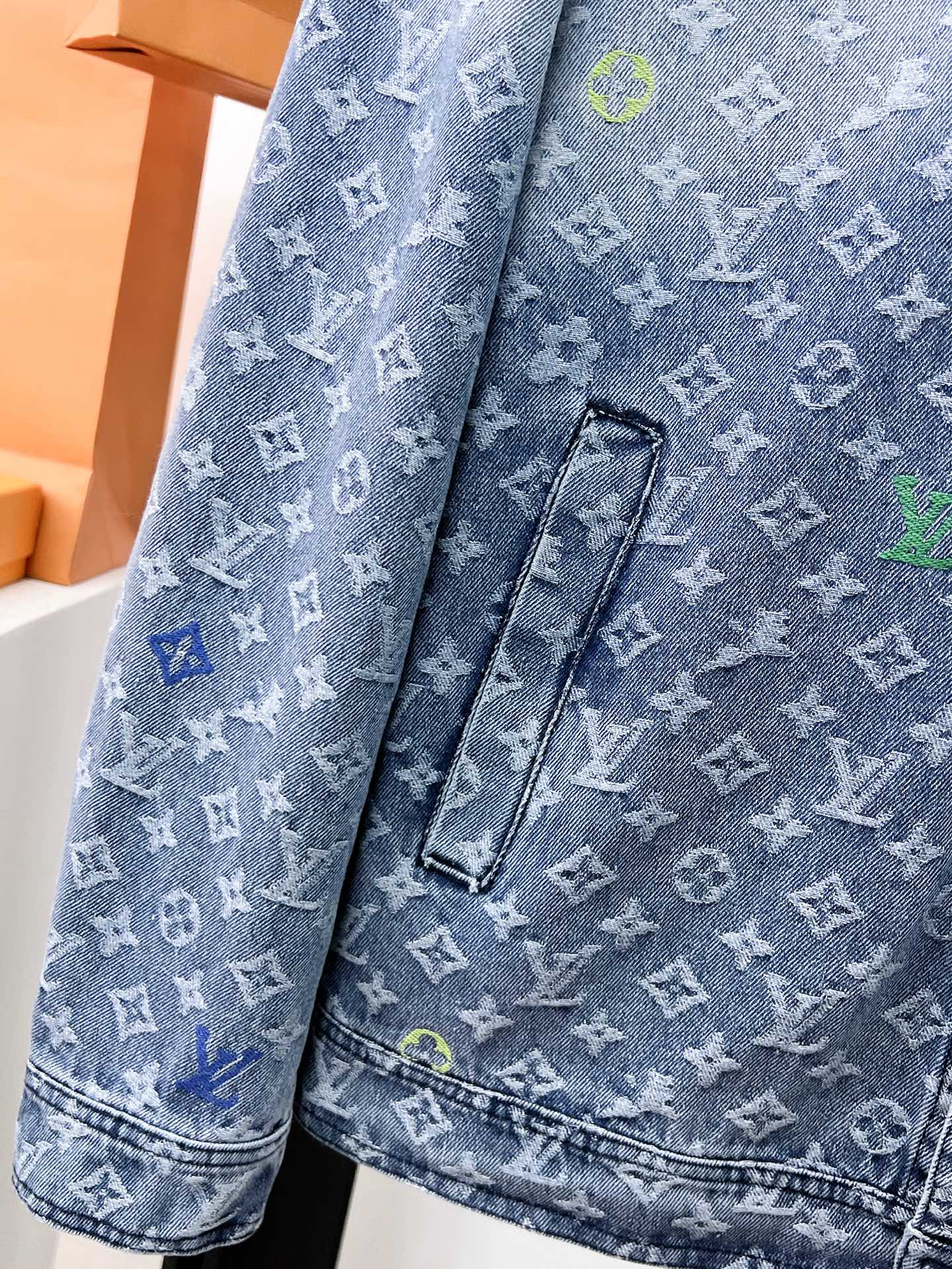 LV LIGHT BLUE DENIM JACKET 239530