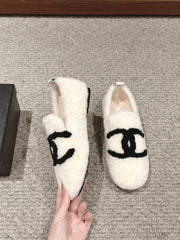 CC LOAFERS IN WHITE FLEECE WITH BLACK LOGO
