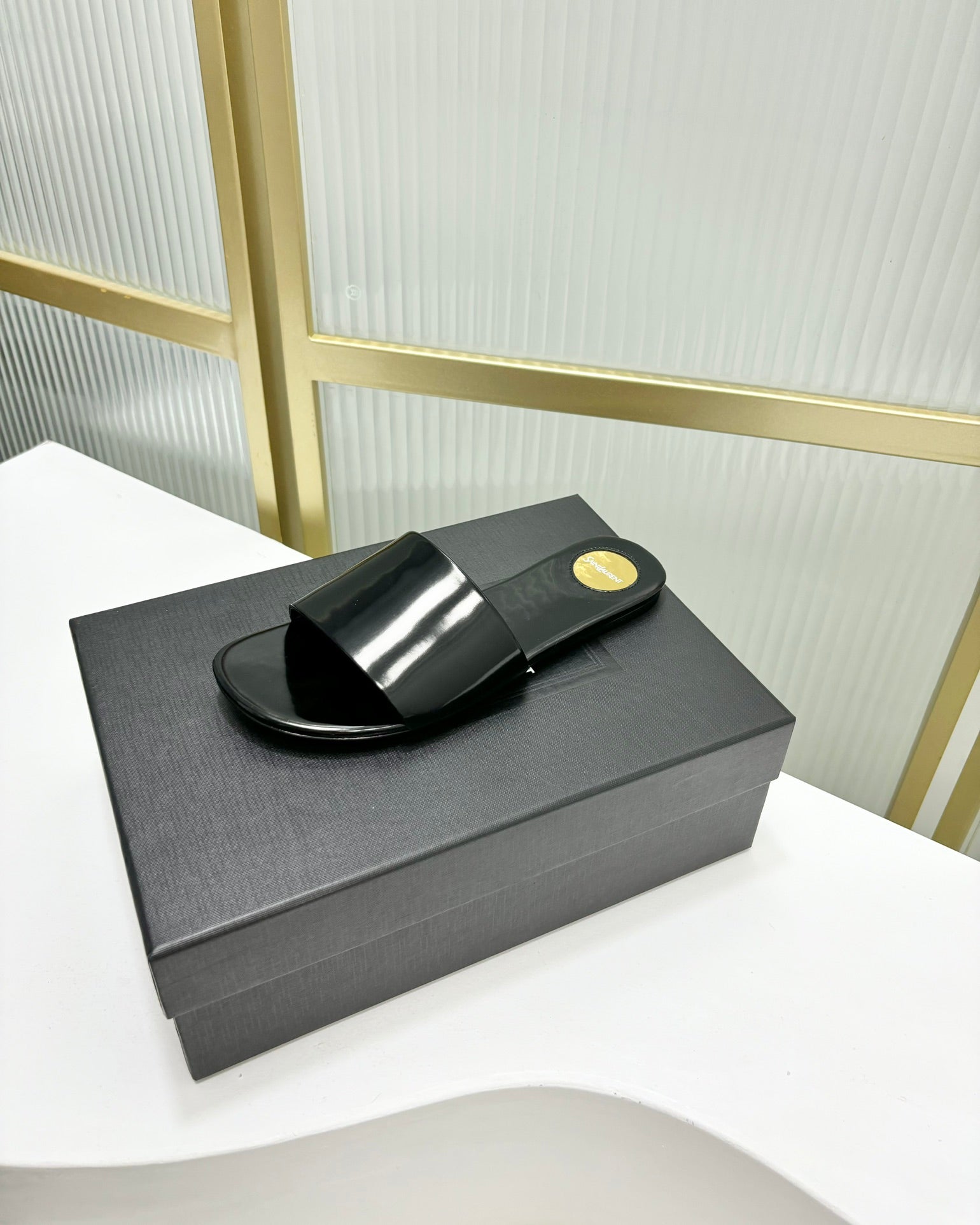 CARLYLE SLIDES IN BLACK GLAZED LEATHER